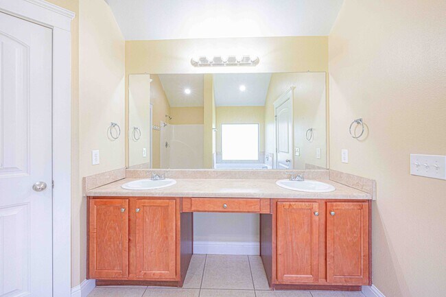Building Photo - 8808 Bainbridge Dr