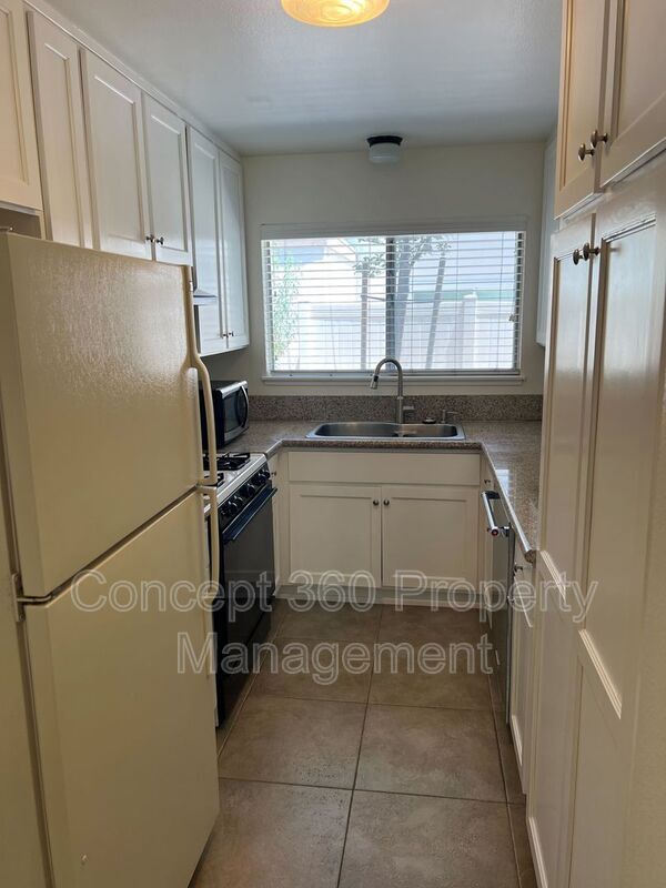 Building Photo - 13525 3/4-13524 Village Dr
