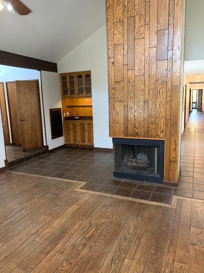 wet bar, fireplace in family/game room - 1011 El Segundo Dr