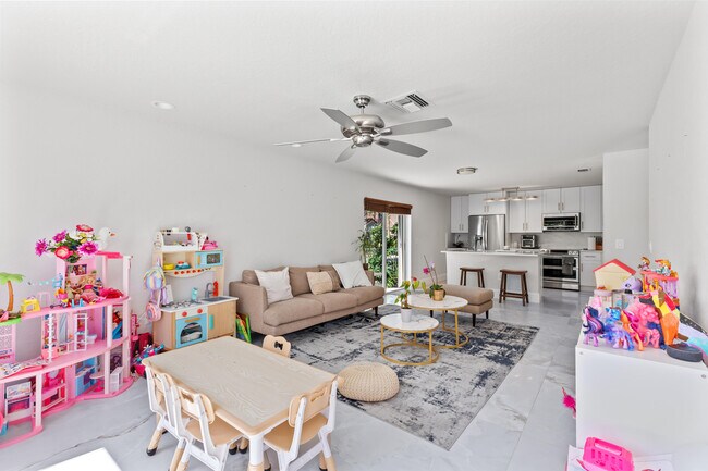 Building Photo - 6805 NW 75th Ct