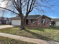 Building Photo - All brick 3/2/2 located in the Kickapoo boundaries, walking distance from Cherokee Middle School.