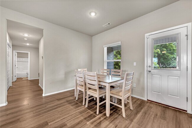 Building Photo - 103 W Gillian Ave