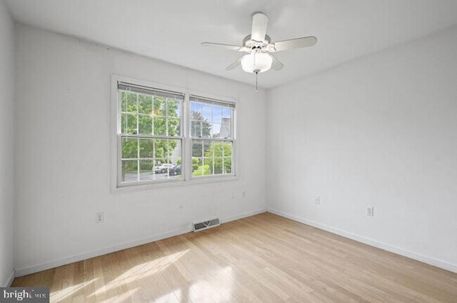 Building Photo - 262 Crescent Dr