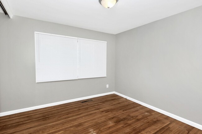 Building Photo - 1707 Buena Vista Cir SE
