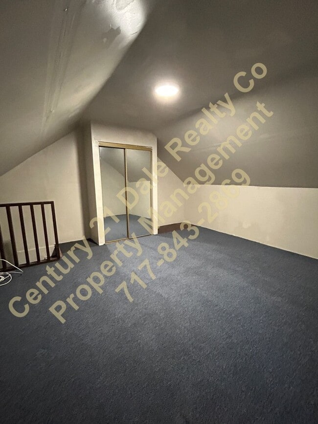 Building Photo - Beautifully redone 3 BR, 1 Bath Townhouse in York Suburban Schools