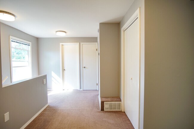 Building Photo - Delightful Rare Gem in SE Portland with Modern Amenities!