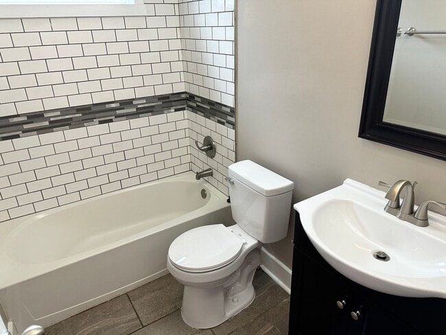 Building Photo - Adorable Two Bedroom Duplex in Belmont Com...