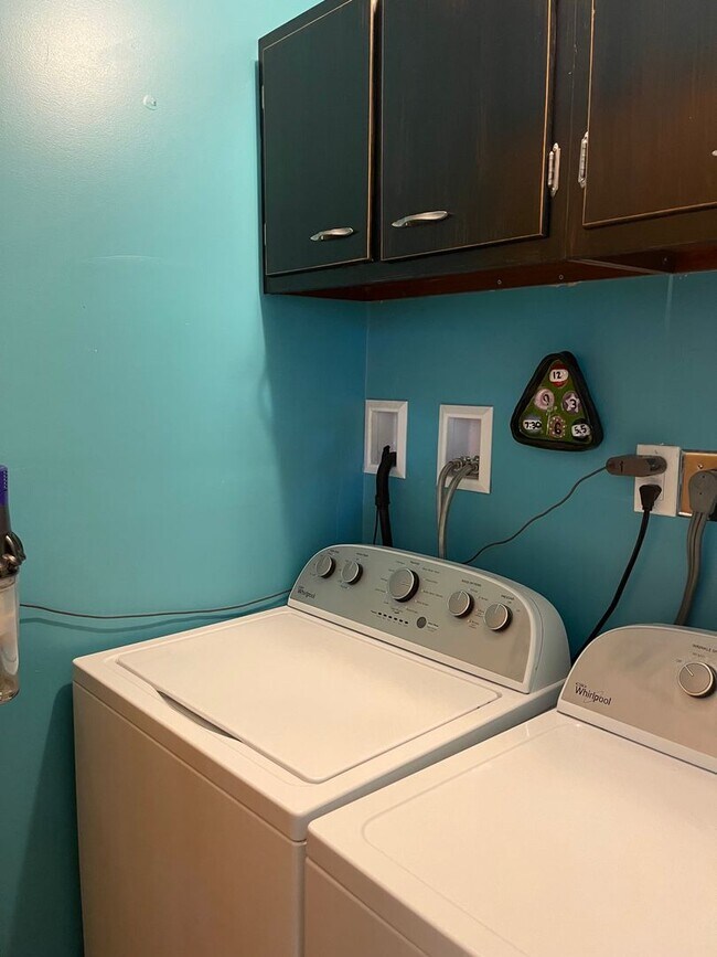 Building Photo - 3 Bedroom Home, Fully Furnished & Utilities Included!