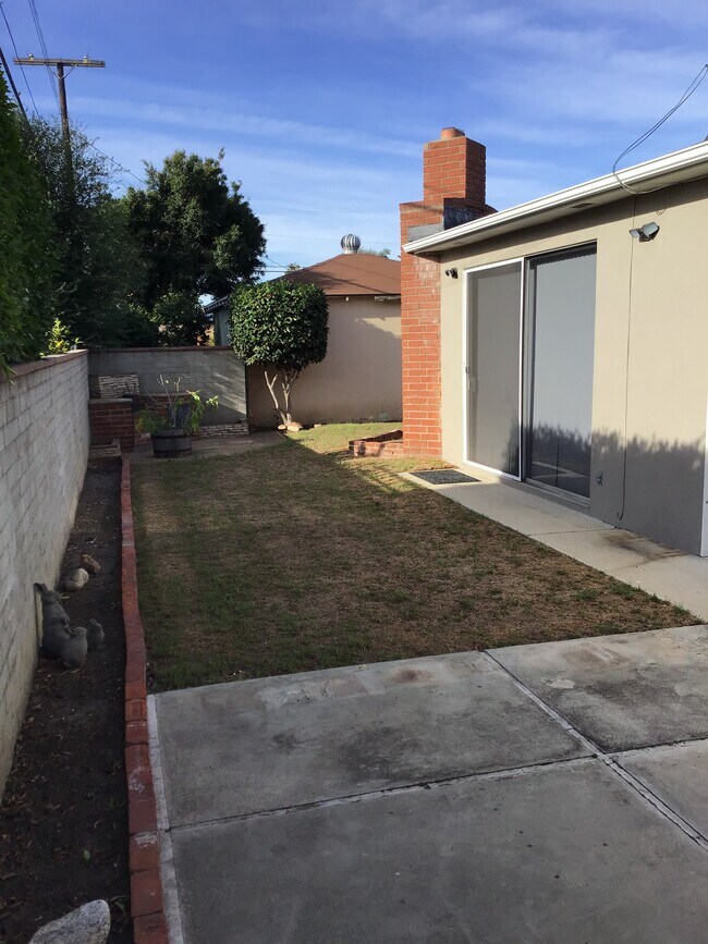 backyard- barbecue time! - 12706 Dewey St