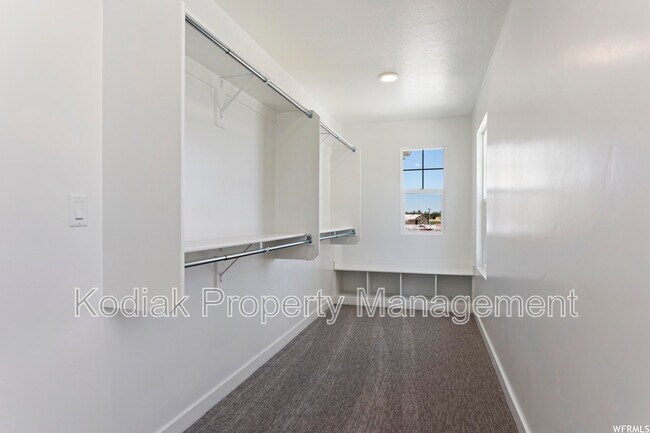 Building Photo - 991 Shoreline Dr