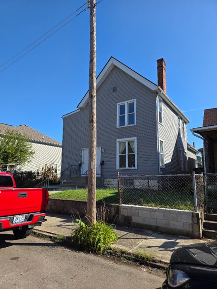 Building Photo - 306 1/2 Dakota Ave