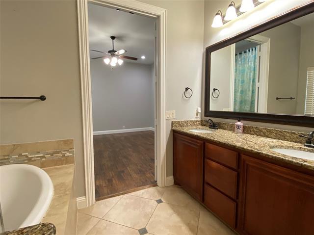Building Photo - 2425 Lynbridge Dr
