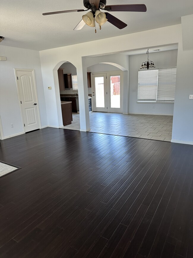 Building Photo - 1908 Red Bud Ct