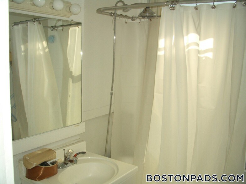 Building Photo - 89 Park Dr