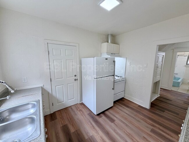 Building Photo - 860 W 56th St
