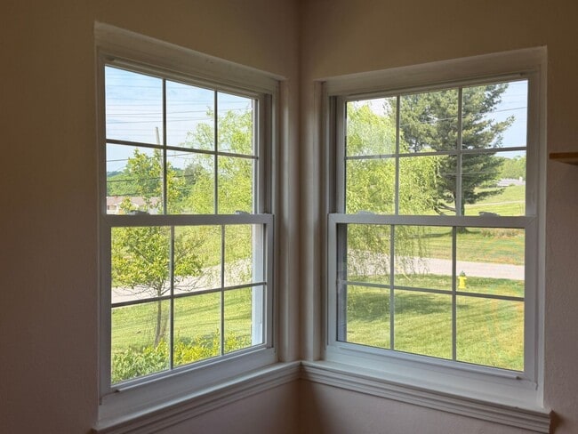 Building Photo - Hilltop Charm in Floyds Knobs – Spacious All-Brick Beauty with Room to Grow!