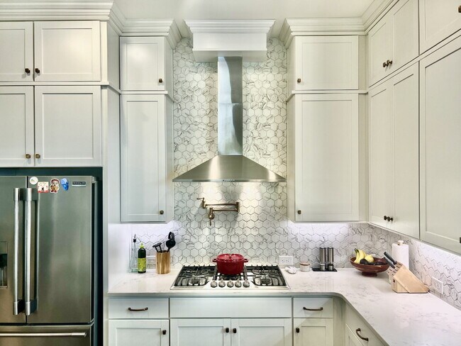 Building Photo - LUXURY TOWNHOME near Southend