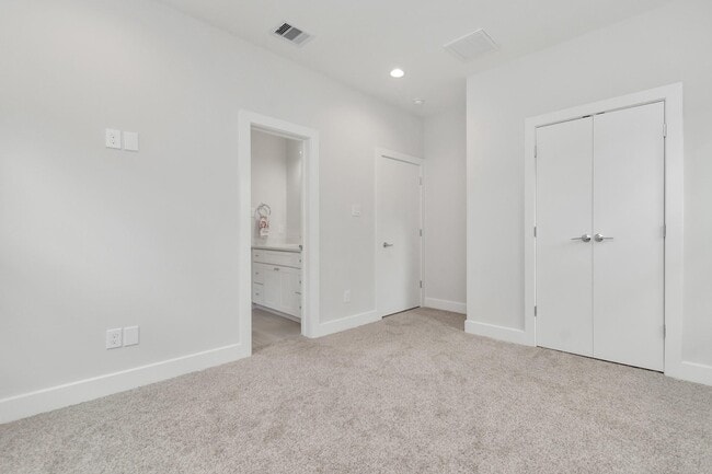 Building Photo - 3360 Pinemont Dr