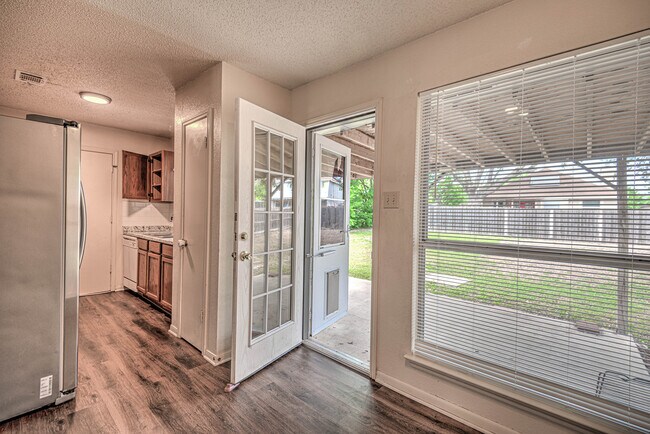 Building Photo - 2803 Willow Springs Rd