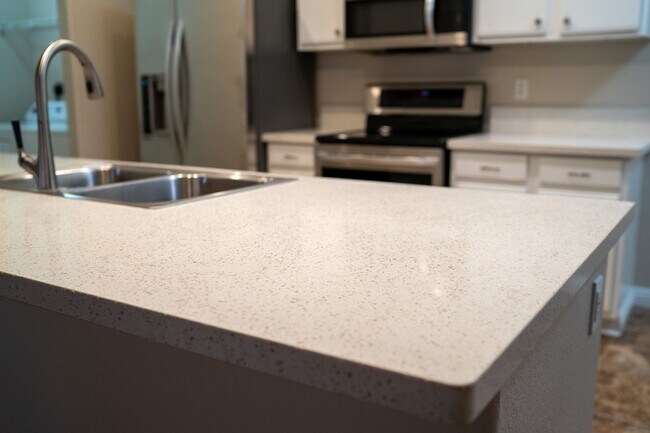 Building Photo - Ground floor spacious 2 Bedroom Condo near pool and gym