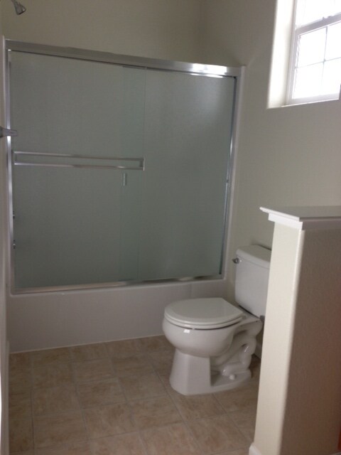 Building Photo - STUNNING 5 BEDROOM, 3 BATHROOM HOME WITH UPDATED KITCHEN AND BATHS! STAINLESS APPLIANCES AND GRAN...