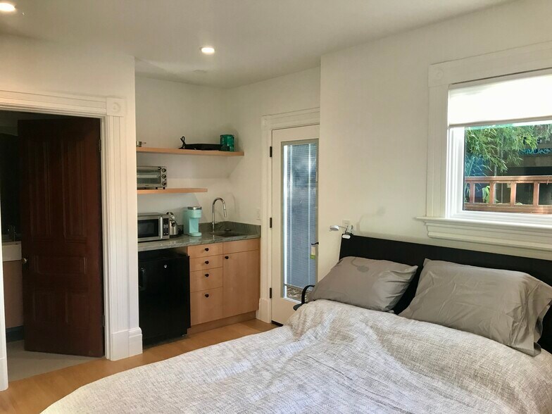 Building Photo - 932 Delaware St