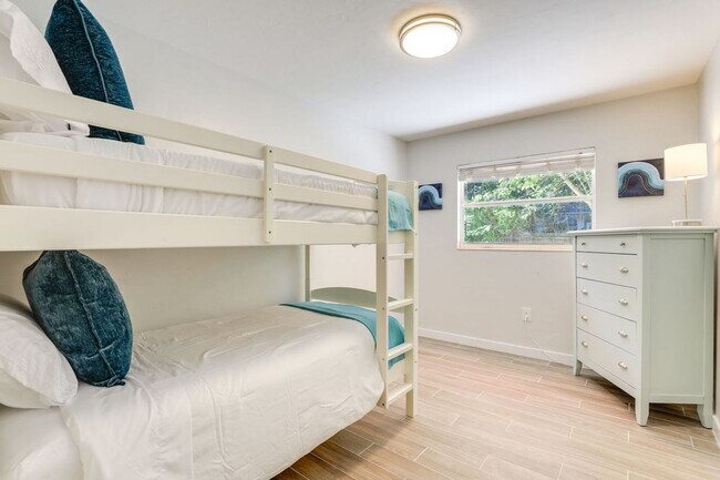 Building Photo - Charming 3/2 Available Now! Furnished or U...