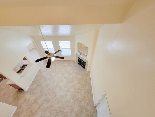 Building Photo - NICE CLEAN HOME. FORMAL LIVING DINING , DEN, BIG KITCHEN WITH BRAKFAST ROOM. TILE FLOOR IN KITCHE...