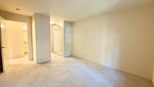 Building Photo - Remodeled 1 Bed 1 Bath Condo. Stainless Steel Appliances. Pool and Hot Tub