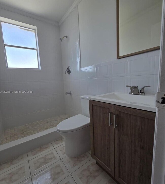 Building Photo - 1104 W 44th St