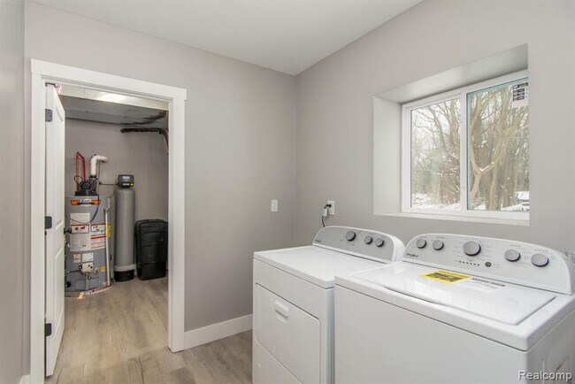 Building Photo - 2455 Crumb Rd