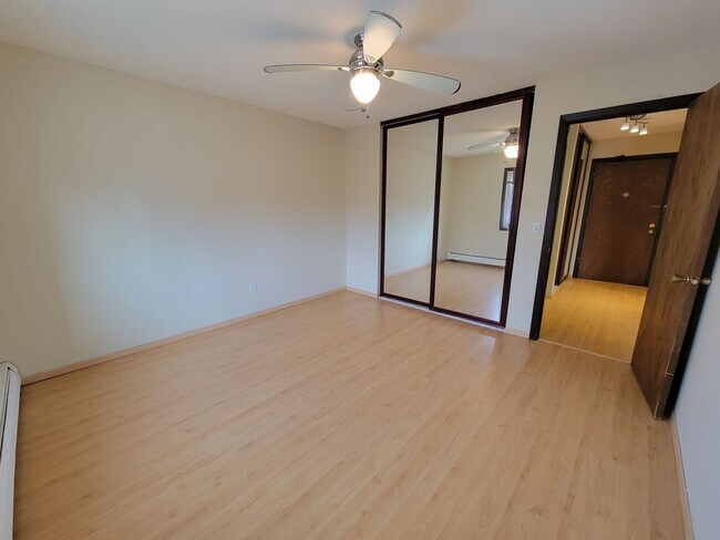 Building Photo - Newly Updated 1 Br/1 Ba Condo w/Hdwd Flrs, SS Appl, AC, Off-St Parking in Uptown Mpls near Wedge ...