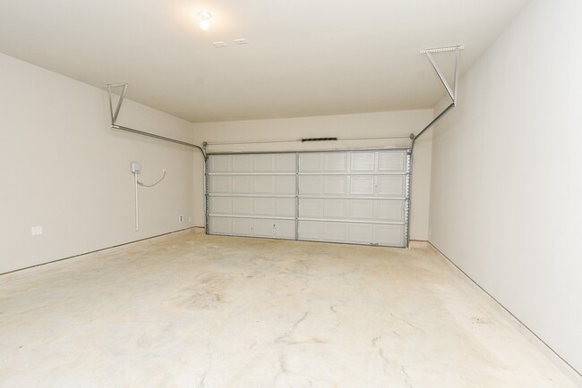 Building Photo - 14042 Chinook Dr