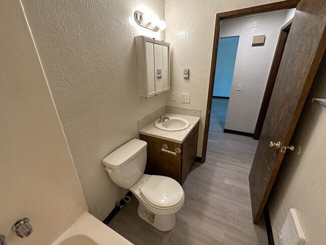 Building Photo - EVERGREEN1574-1594