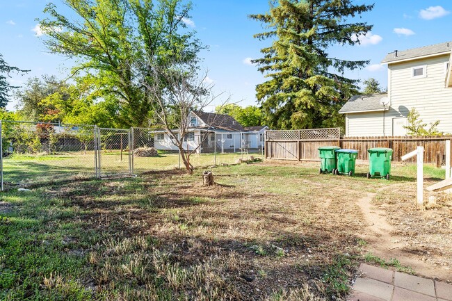 Building Photo - Fully Updated 2/1-Directly Across From 20th St Park
