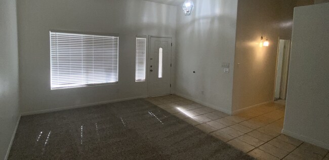 Building Photo - Spacious 4 Bedroom House