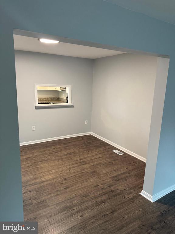 Building Photo - 8625 Point of Woods Dr