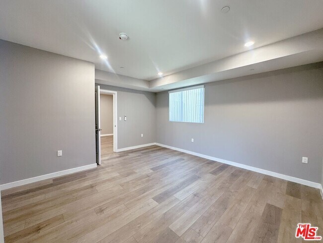 Building Photo - 1107 S Hobart Blvd