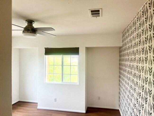 Building Photo - Stunning 4br + Den located on a view lot i...
