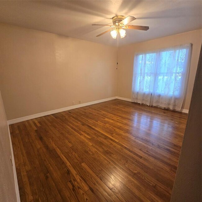 Building Photo - 504 Corral Ln