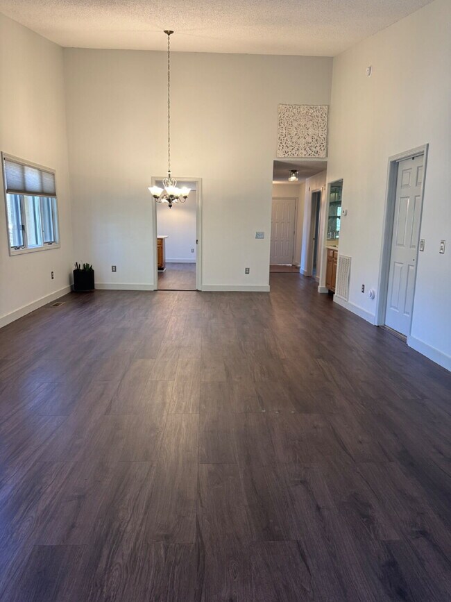 Building Photo - "Charming 2-Bedroom Condo with Cozy Fireplace in Hendersonville – 1603 Sq Ft of Comfort!"