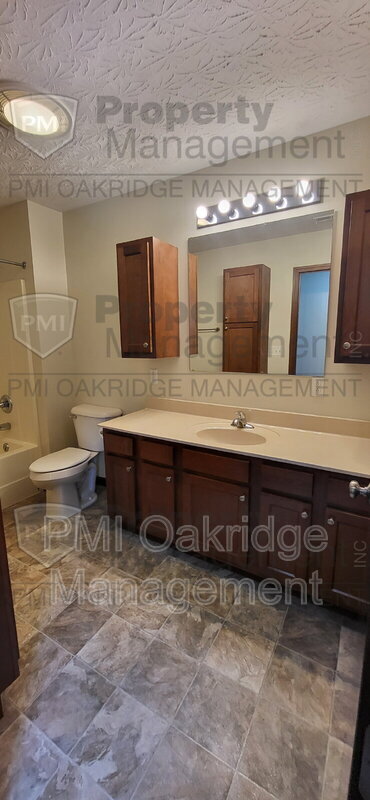 Building Photo - 740 Meadow Glen Ave