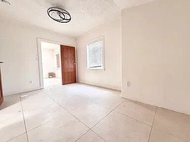 Building Photo - Updated home