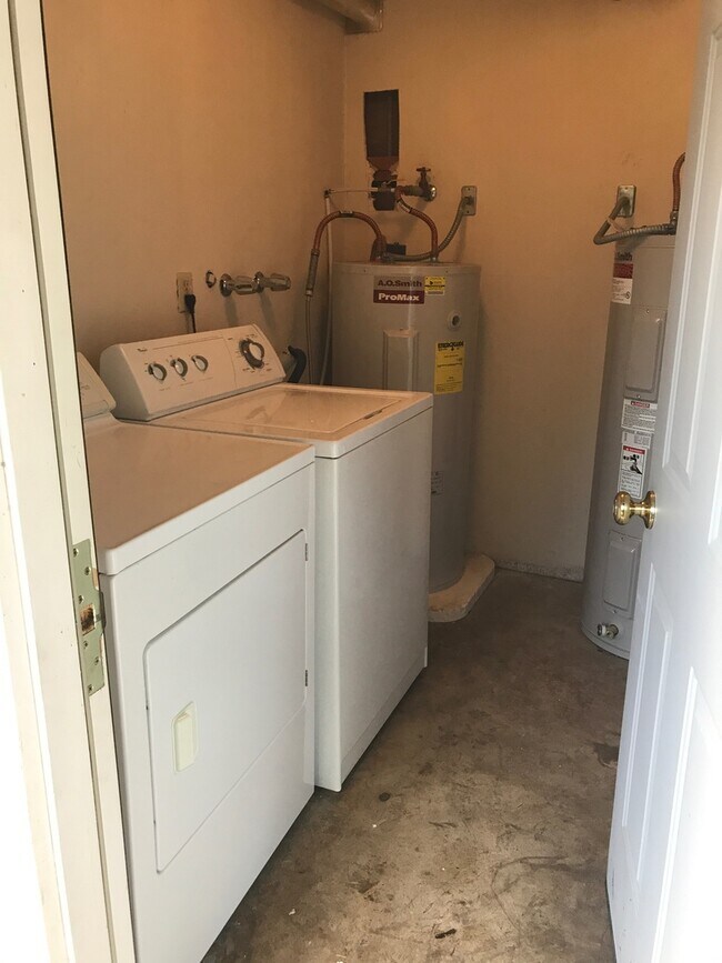 Building Photo - Charming Pet Friendly 2BR Condo with a Garage!