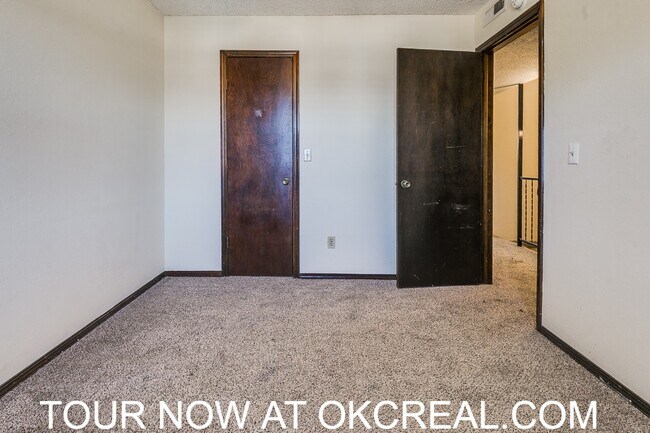 Building Photo - 1215 Lakecrest Dr