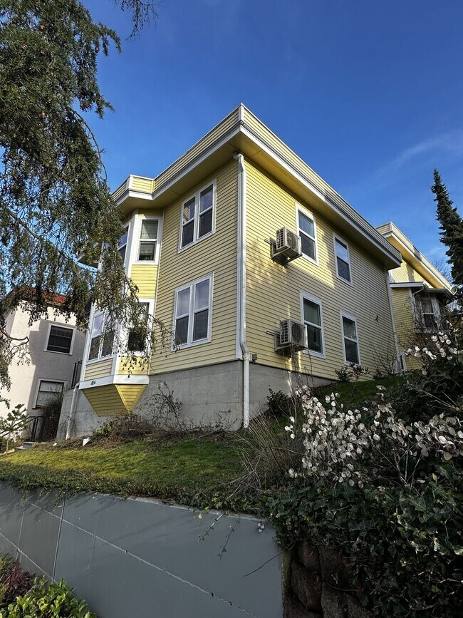 Building Photo - 826 N Garden St