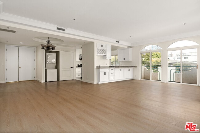 Building Photo - 1315 S Saltair Ave