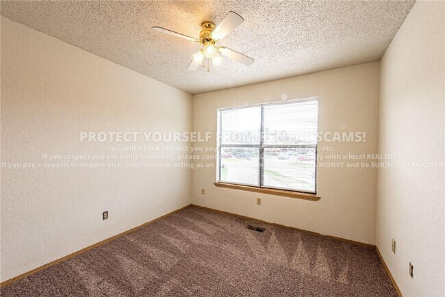 Building Photo - 684 W Martha Dr