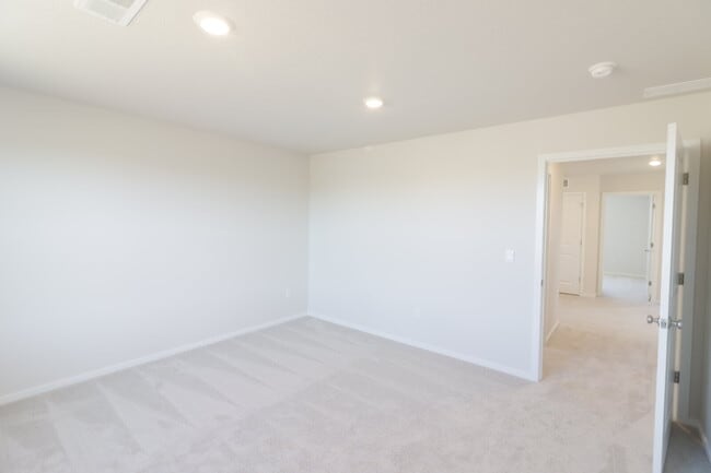 Building Photo - Now Leasing in Bend – 4/2.5 New Constructi...