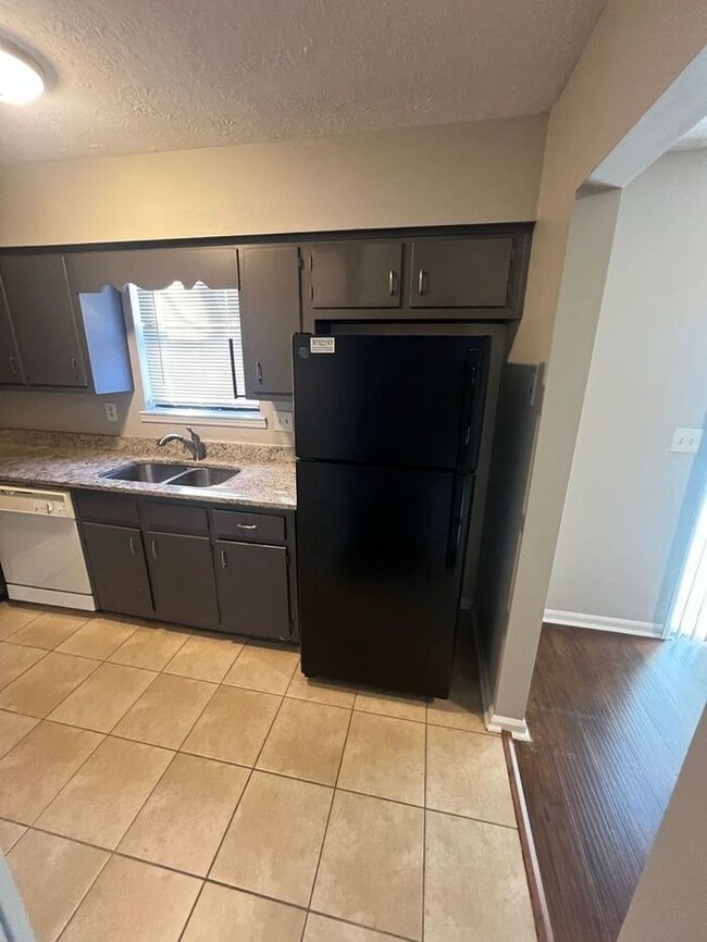 Building Photo - Finally a 2 bedroom 1.5 bath townhome READY NOW!